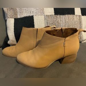 Toms leather booties size 8.5 like new